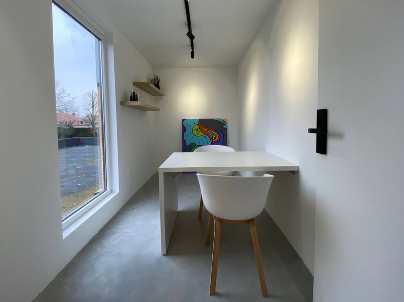 Dit recent verbouwd medisch centrum in Astene geniet een uitstekende visibiliteit en bereikbaarheid door de ligging langs de Kortrijksesteenweg, N43.