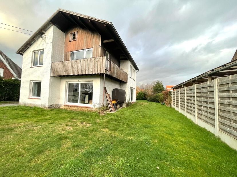 Moorslede - Maison à vendre sur 875 m².Disposition:Rez-de-chaussée: hall d'entrée très spacieux, toilettes séparées, salon très spacieux, cuisine, cav