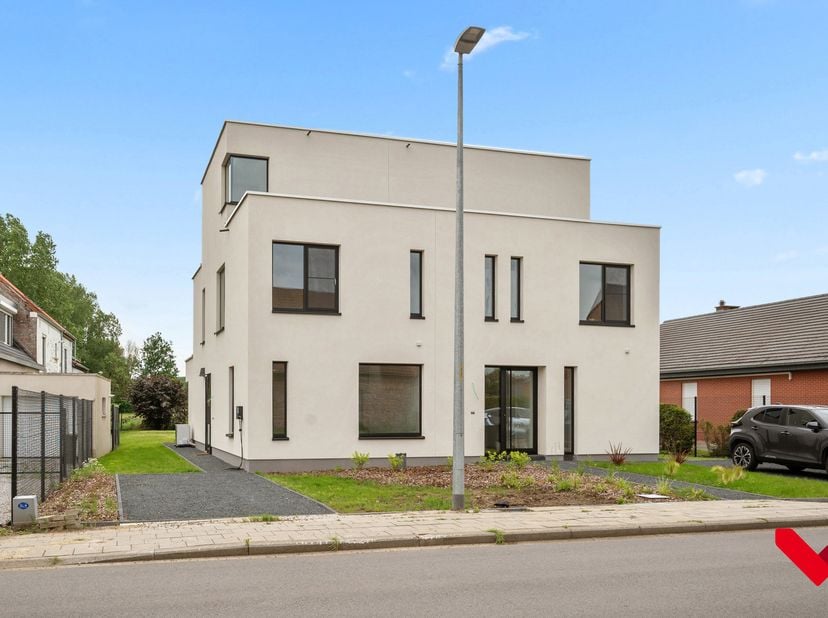 Située dans la Eendebroekstraat, cette maison offre une combinaison idéale entre tranquillité et accessibilité. À proximité immédiate, vous trouverez
