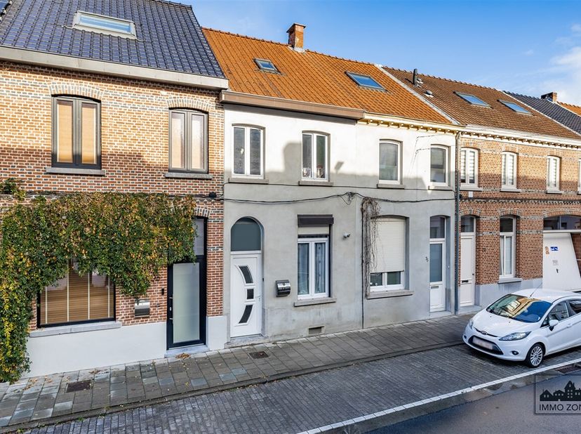 Op zoek naar een lichtrijke woning met drie slaapkamers, vlak bij het centrum van Sint-Niklaas?<br />
Dan is deze woning absoluut iets voor u!<br />
D