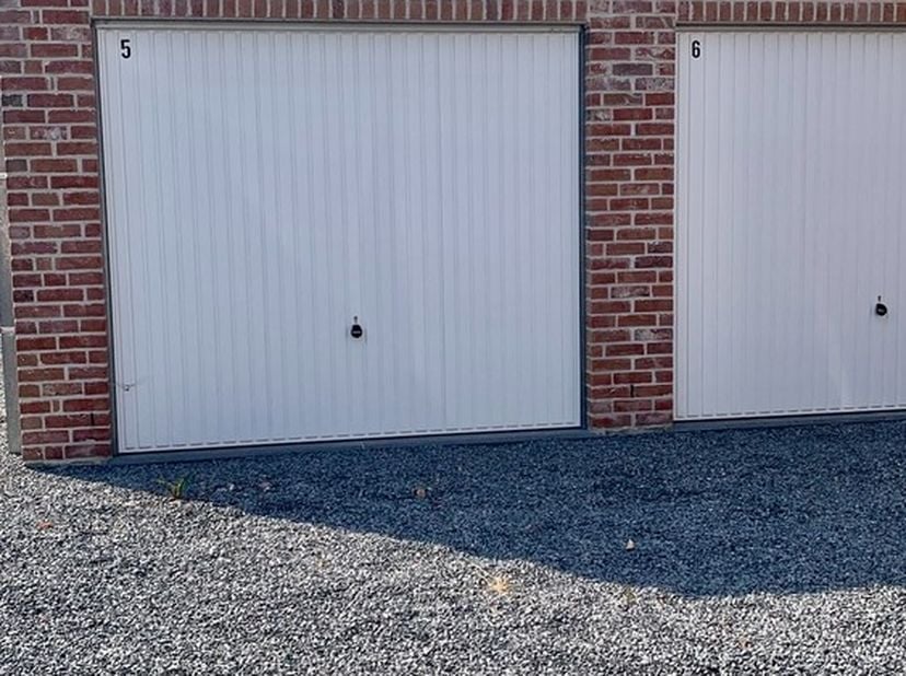 Gemetste, vlot bereikbare, nieuwbouw garages te huur te Oudenaarde (Eine). Ze zijn via een private oprijlaan bereikbaar (oprijlaan enkel voor de garag