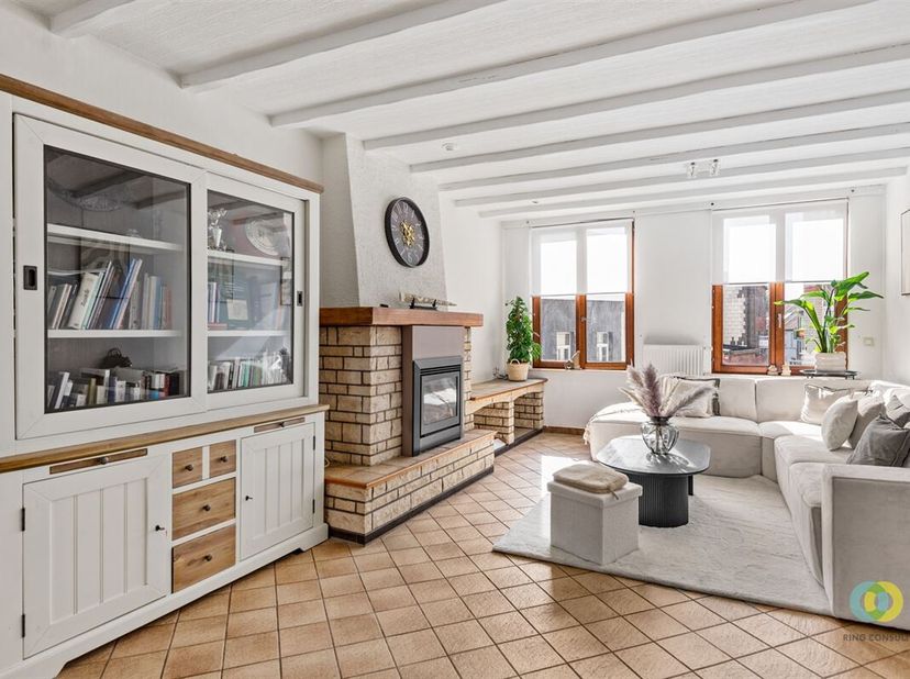 Vous cherchez un bien où  combiner vie privée et vie professionnelle? Alors ce bien est peut-être pour vous. Derrière sa charmante façade se cache un