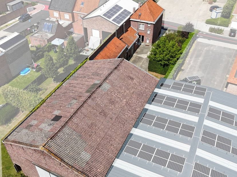 Woning met magazijn van ca. 300 m² te koop in Bavikhove<br />
<br />
Op zoek naar een woning met een ruim magazijn en tal van mogelijkheden? <br />
<b