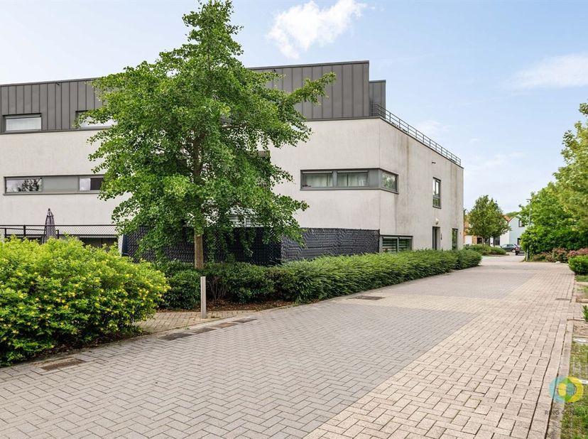Ontdek dit uitstekend onderhouden gelijkvloers appartement in Vilvoorde, gelegen in een recent gebouw (2013) met lift, net buiten het centrum. Dankzij