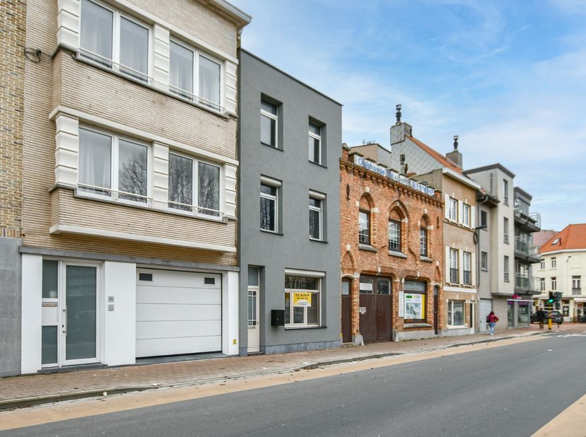 In het centrum van Blankenberge, op wandelafstand van winkels, openbaar vervoer en de zeedijk, bevindt zich deze charmante en deels gerenoveerde rijwo