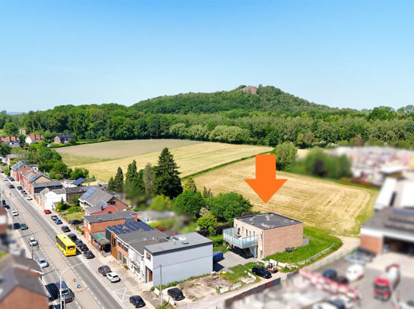 Spacieux loft (+/- 259m² d'après PEB) 3 chambres avec balcon (+/- 40m²) et 2 emplacements de stationnement situé à proximité des commodités et axes au