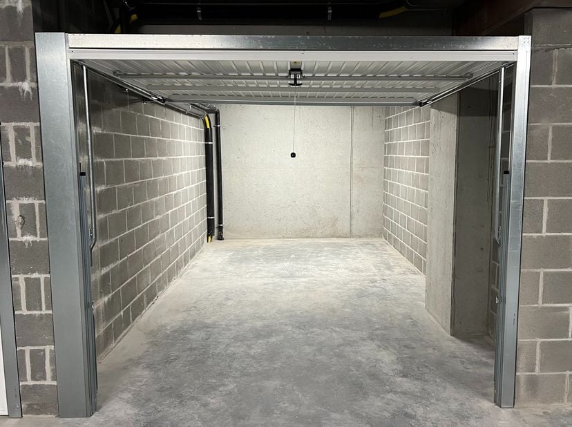 Deze garage van 15m2 bevindt zich in de&amp;nbsp;Kortrijksesteenweg&amp;nbsp;138 te Harelbeke. Dicht bij het centrum van zowel Harelbeke als Kortrijk.&amp;nbsp;&amp;n