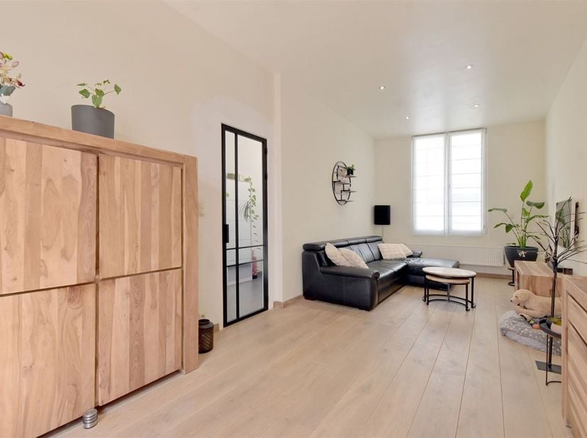 Met veel enthousiasme stelt JACQ Real Estate deze charmante en instapklare gezinswoning voor, met heel wat troeven om te ontdekken!<br />
<br />
Op