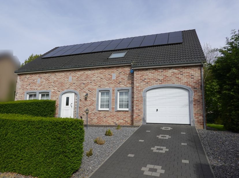 Vend villa 4 façades dans un environnement calme.<br />
Cette maison 4 façades située à Lontzen offre un grand jardin orienté nord-ouest. Le bien équi