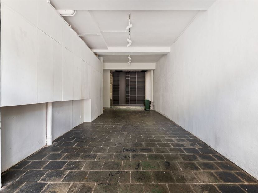 Local commercial au rez-de-chaussée à vendre dans un emplacement de choix  Vrijdagmarkt, Anvers <br />
Vous recherchez un local commercial dans un emp