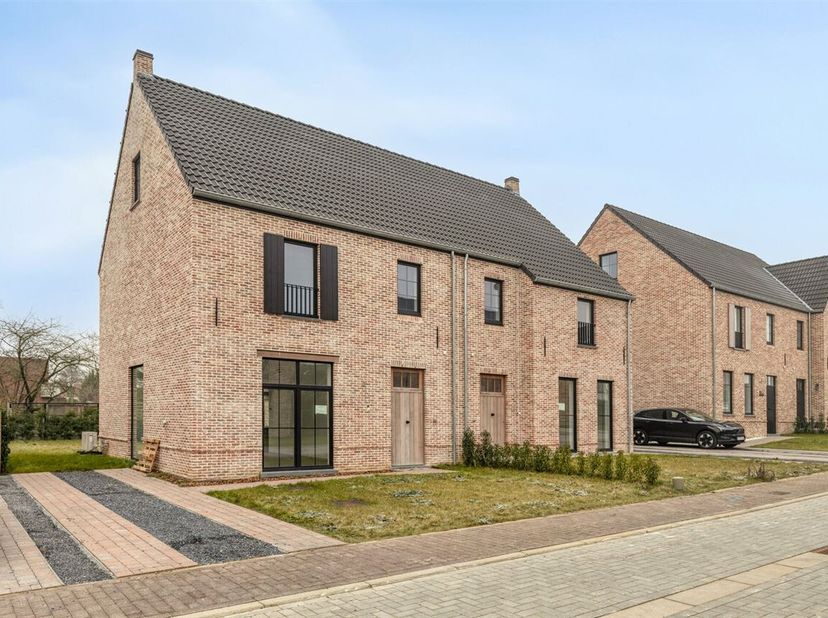 Kwalitatieve nieuwbouw-woning met een bewoonbare oppervlakte van +/- 195 m² met vier slaapkamer (+ één dressing) en twee badkamers, gelegen op een Zui
