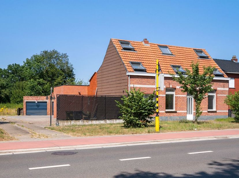 Ontdek deze ruime, op te frisse woning met maar liefst vijf slaapkamers en een veelzijdig bijgebouw van ca. 195 m², ideaal gelegen nabij het centrum v