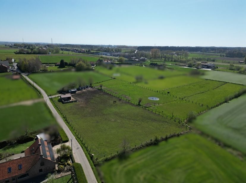 In een rustige en groene omgeving in Zonnebeke bevindt zich dit ruime weiland, ideaal voor wie houdt van het buitenleven en dieren. De ligging combine