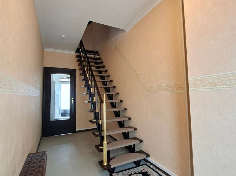Leuk gerenoveerde rijwoning te Kiewit (Hasselt)<br />
<br />
Deze bel - étage bevindt zich net buiten de Grote Ring van Hasselt en is voorzien van all