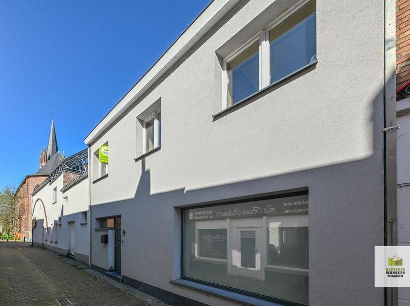 In het centrum van Wingene is deze instapklare en gerenoveerde woning gelegen, met alle voorzieningen op wandelafstand: school, winkels, ontspanning,