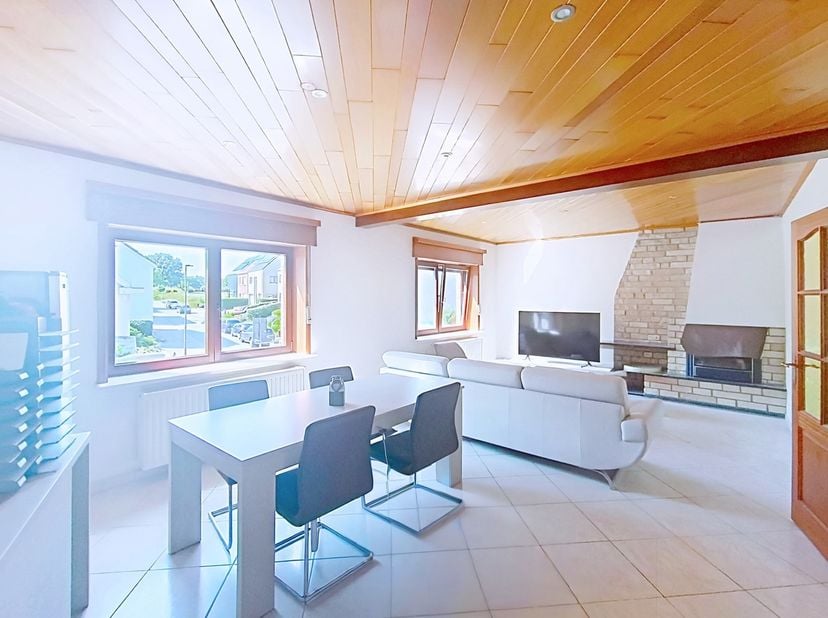 Ruim 2-slaapkamerappartement met terras – ca. 119 m²<br />
Immosoi biedt u dit ruime appartement met 2 slaapkamers van ca. 119 m² aan, voorzien van ee