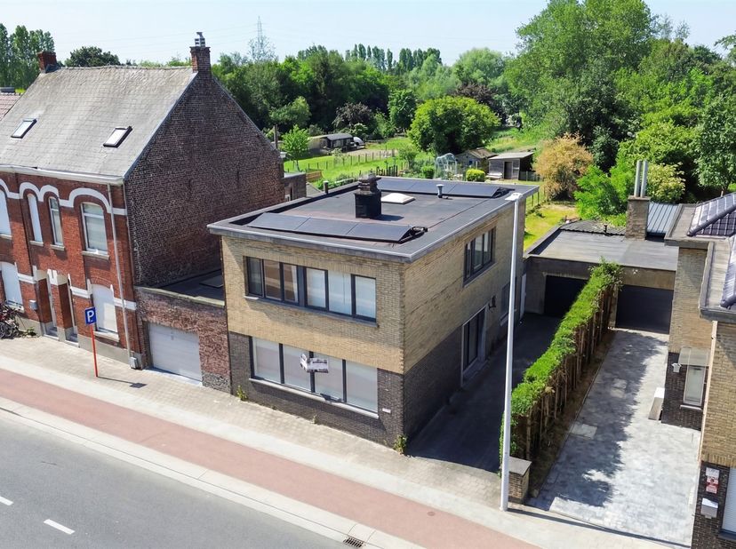 Op een rustige, goed bereikbare locatie, op slechts tien minuten fietsen van het centrum van Aalst en vlak bij Herdersem, bevindt zich deze instapklar