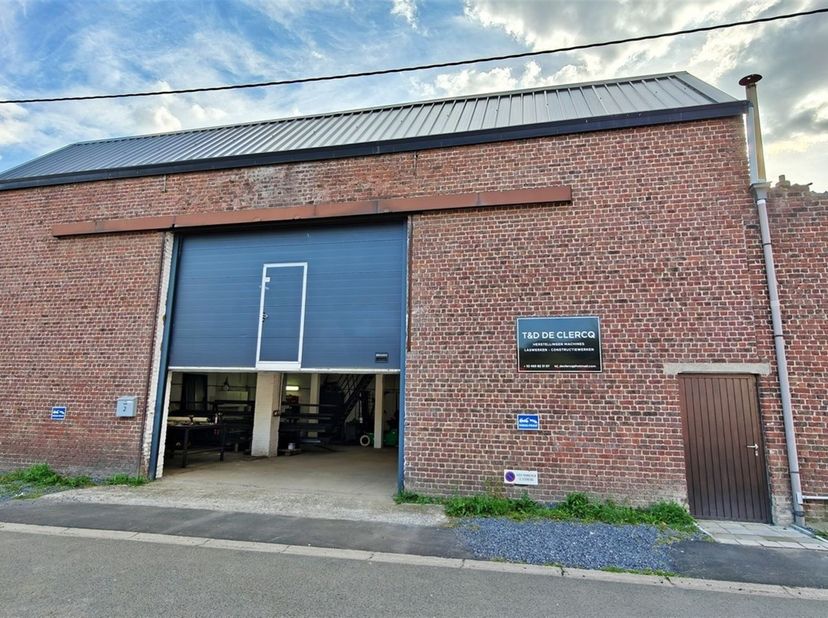 Goed gelegen magazijn/loods te Kortrijk<br />
<br />
Qua locatie is dit een topper. Het gebouw bevindt zich om de hoek van de ring rond Kortrijk.<br
