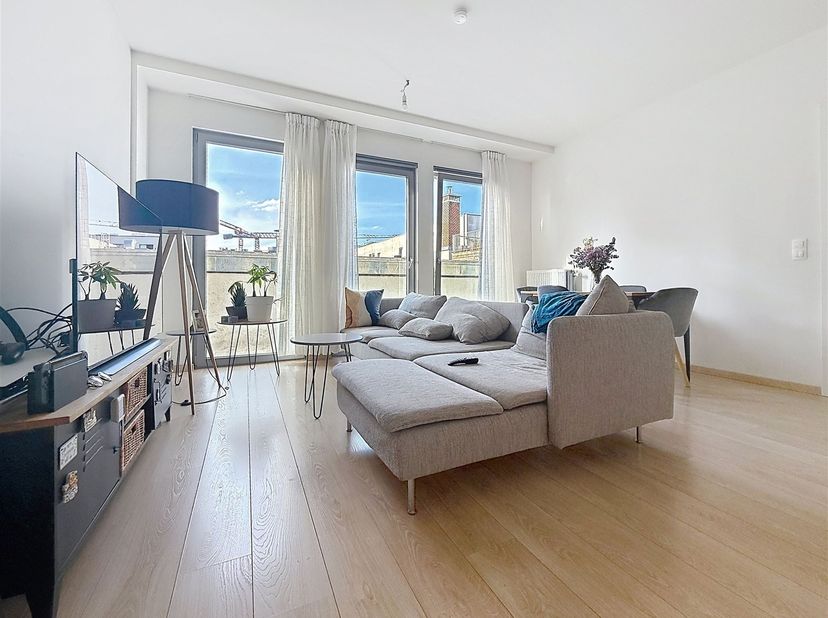 A proximité de la place de la Monnaie bel appartement +/- 63 m² rénové en 2025 situé au calme , à l'arrière de l'immeuble, Il se compose d'un beau liv