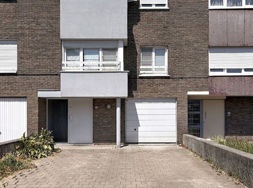 Ben je op zoek naar een praktische en verzorgde woning op een rustige locatie? Deze woning biedt een perfecte combinatie van comfort en opbergruimte!<