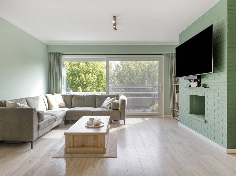 Dit ruime, lichtrijke en instapklare appartement op de tweede verdieping (zonder lift) werd in 2021 bijna volledig gerenoveerd en biedt een perfecte c