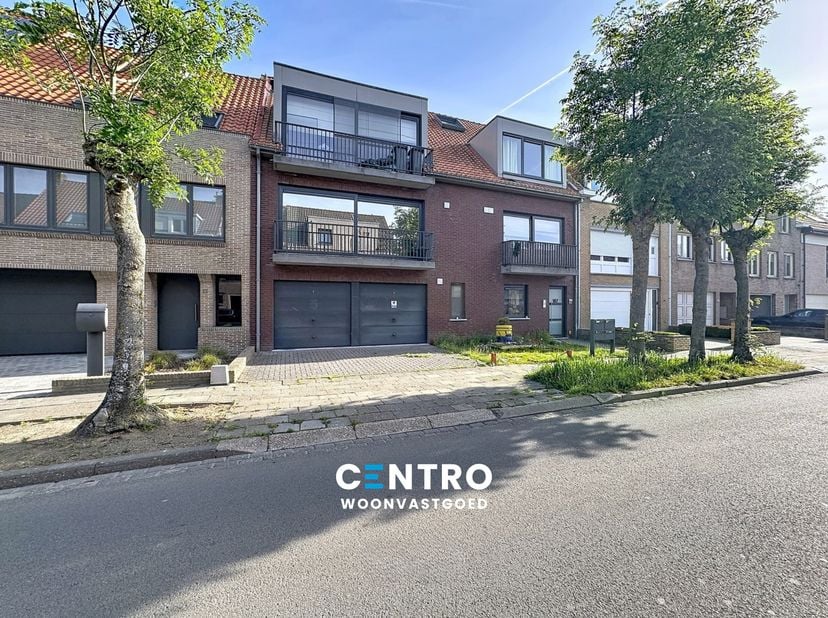 CHARMANT gelegen appartement in een recent gebouw te Blankenberge!<br />
<br />
INDELING:<br />
Eerste verdieping:<br />
Inkomhal (met vestiaire) - LI