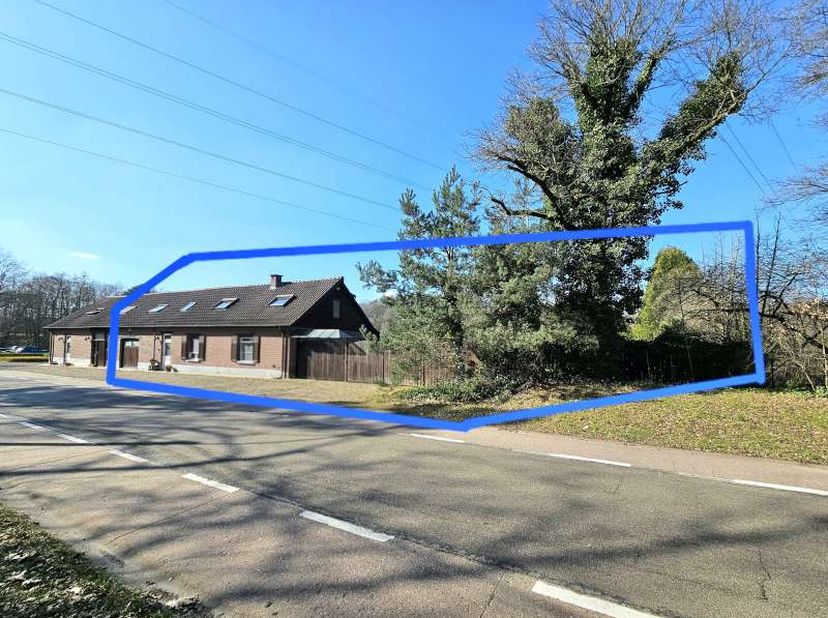 Deze prachtig gelegen Hoevewoning ( Half-open bebouwing)<br />
(Mogelijkheid om circa 10 aren achterliggende grond mee aan te kopen)<br />
gelegen aan