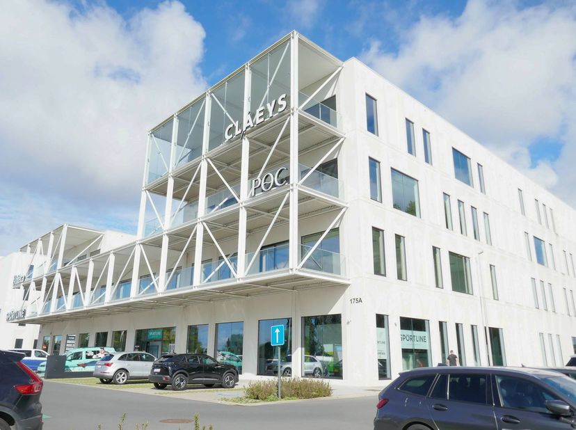 Nieuwbouw kantoorruimte in project R. Plaza te koop op de derde verdieping met een bruto oppervlakte van ca. 392 m². <br />
<br />
Maakt deel uit van