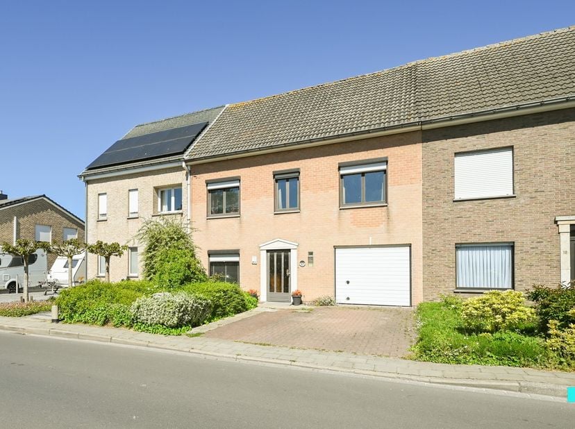 Ontdek deze ruime, te renoveren ééngezinswoning met vier volwaardige slaapkamers en inpandige garage gelegen op een perceel van 450 m².&amp;nbsp;De woning