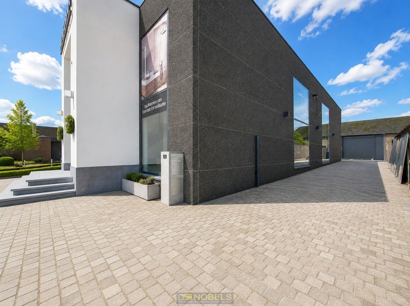 MULTIFUNCTIONEEL BEDRIJFSGEBOUW met UITSTEKENDE VISIBILITEIT langs de N8 tussen OUDENAARDE, ZOTTEGEM en BRAKEL. Dit MODERNE gebouw, opgericht in 2012