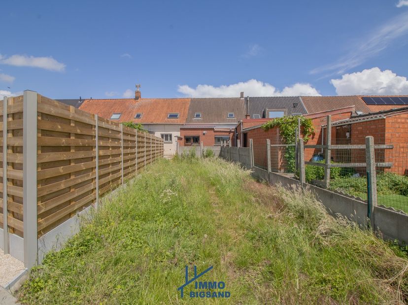 Deze woning werd deels gerenoveerd.<br />
De woning heeft een ruime tuin + uitweg aan de achterkant.<br />
Een deel van de foto's geeft illustratie va