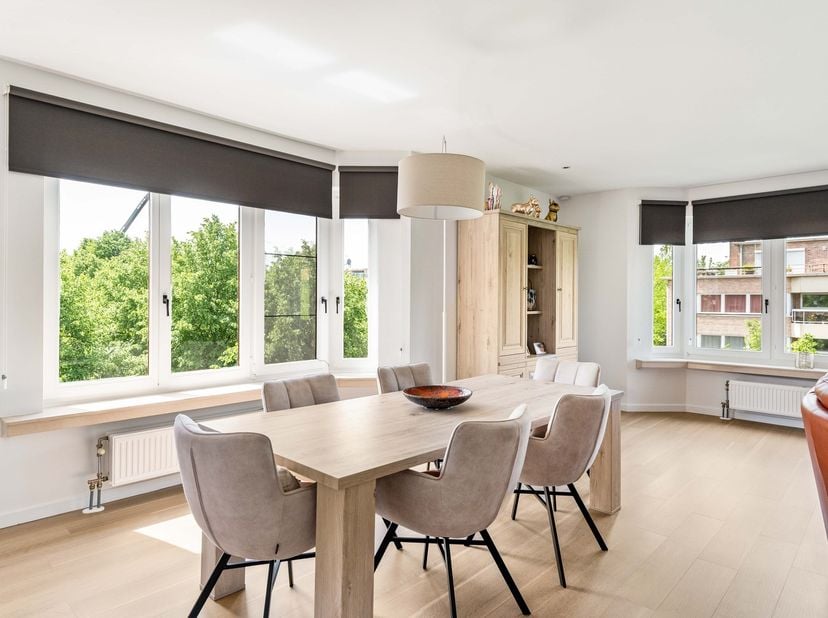 Instapklaar energie-efficiënt&amp;nbsp;(EPC B - GEEn renovatieplict) hoekappartement met 2 slaapkamers, zonnig terras, lift en ruime garagebox nabij het c