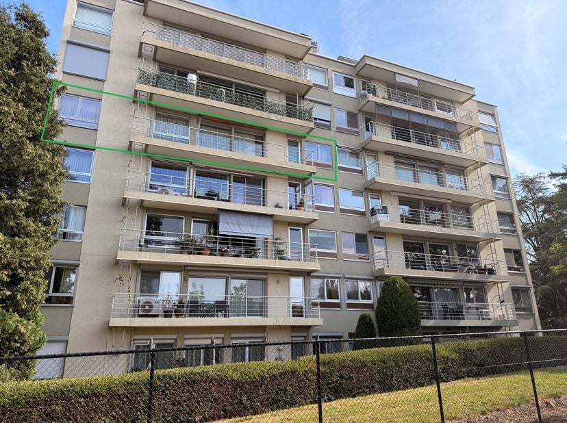 Gelegen op de vierde verdieping van residentie Ruysdael, aan de Festraetsstraat 40 bus 401 te 3800 Sint-Truiden, vinden we dit ruime appartement met d