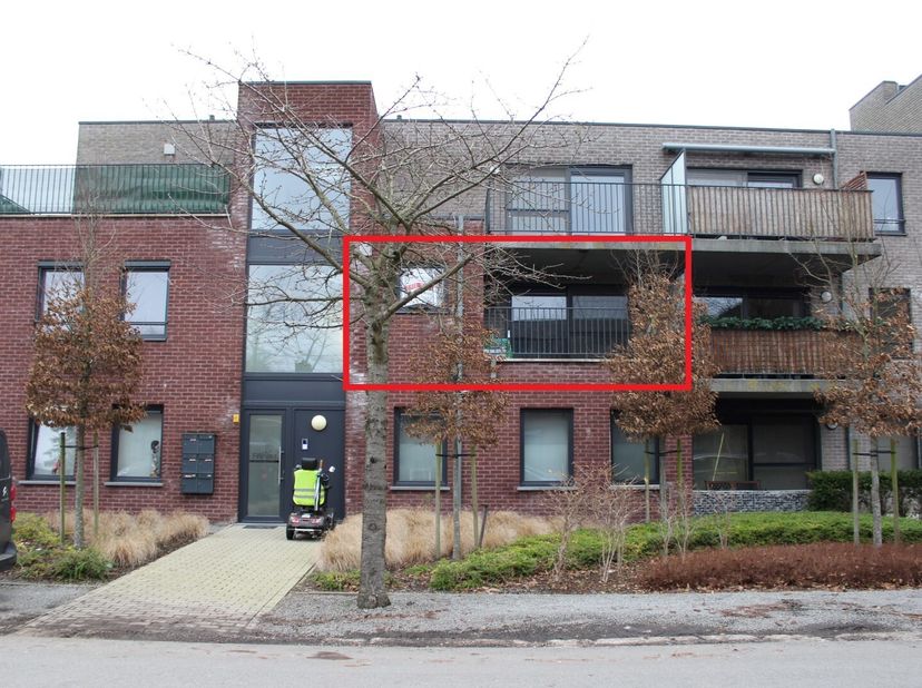Mooi en gezellig appartement gelegen op de eerste verdieping. De inkomhal geeft u enerzijds toegang tot de woonkamer met aansluitend de kitchenette en