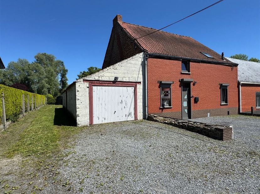Goede 3-gevel woning met 2 garages en tuin, gelegen in Harchies.<br />
De woning, die een opknapbeurt nodig heeft, bestaat op de begane grond uit: een