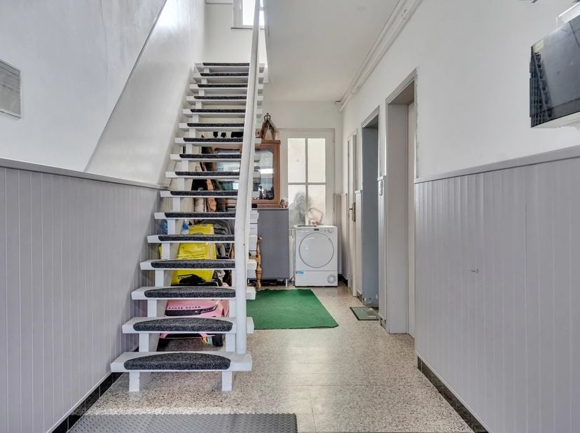 Deze gezinswoning met 4 slaapkamers en inpandige garage, ligt in de Groenkloosterstraat 23 in Bilzen-Hoeselt.<br />
Het geheel is stevig gebouwd en vr