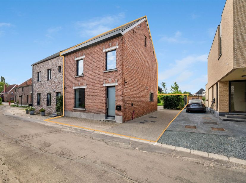 Deze gerenoveerde woning is gelegen in een rustige straat te Beigem en biedt een aangename combinatie van ruimte, comfort en functionaliteit. Op het g