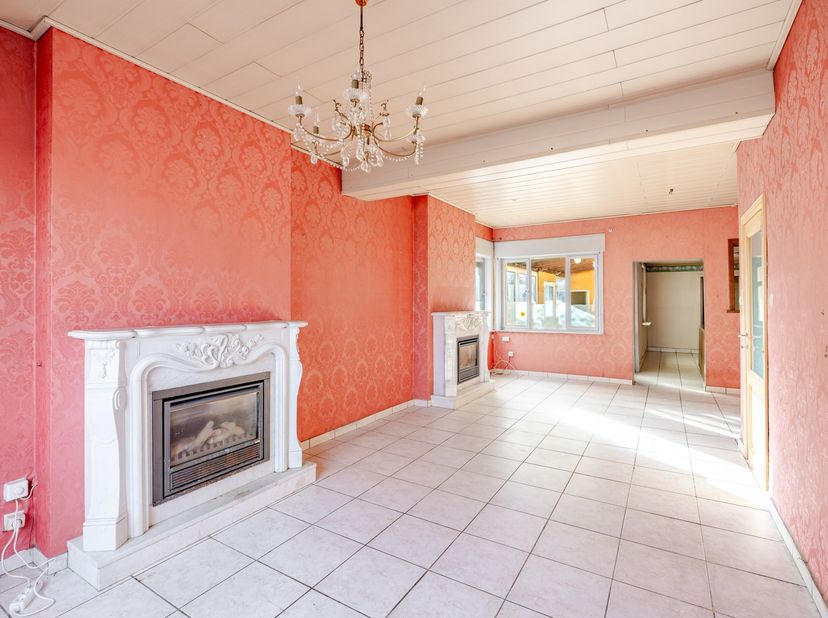 Deze gunstig gelegen op te frissen woning in Lede biedt tal van mogelijkheden voor wie op zoek is naar een woning met potentieel op een centrale en vl
