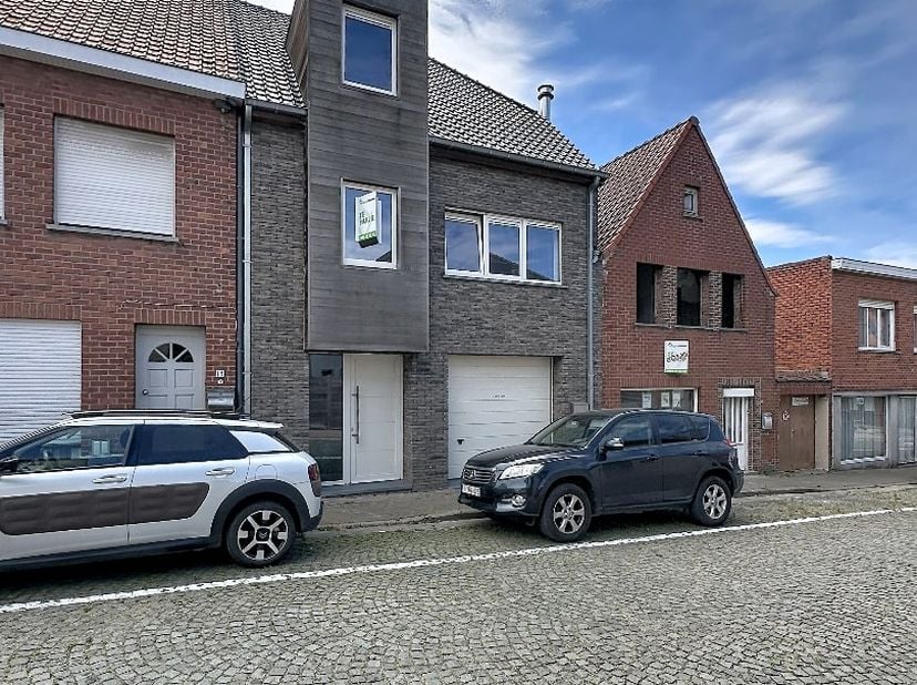 Deze woning is gelegen te Wijnendale (Torhout) en bestaat uit: inkomhal - toilet - living - keuken - wasplaats - berging - garage - terras - tuin - na