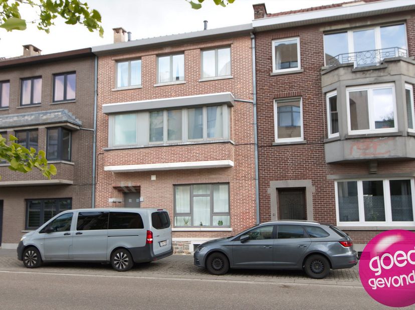 INSTAPKLARE RIJWONING met 4 SLAAPKAMERS, rustige STADTUIN met TERRAS, mooi gelegen in STADSCENTRUM.<br />
Deze ruime en energiezuinige rijwoning is ru