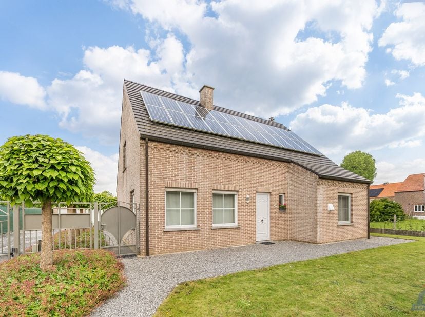 Op een uiterst rustige locatie in het groene Sint-Truiden vinden we deze verzorgde open bebouwing terug aan de Metsterenweg 110. De woning werd gebouw