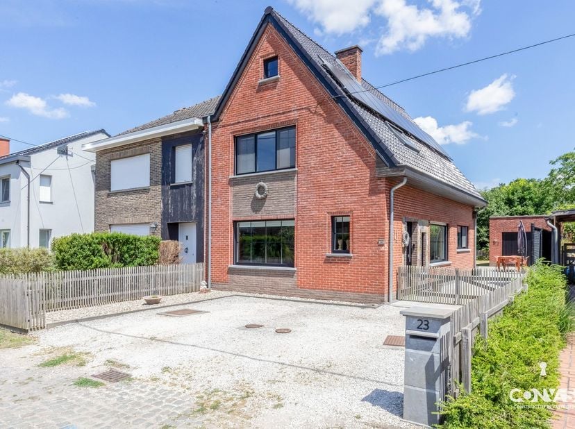 Deze volledig gerenoveerde woning met drie slaapkamers is gelegen op een centrale locatie te Belzele. Er zijn verschillende winkels, scholen en het op
