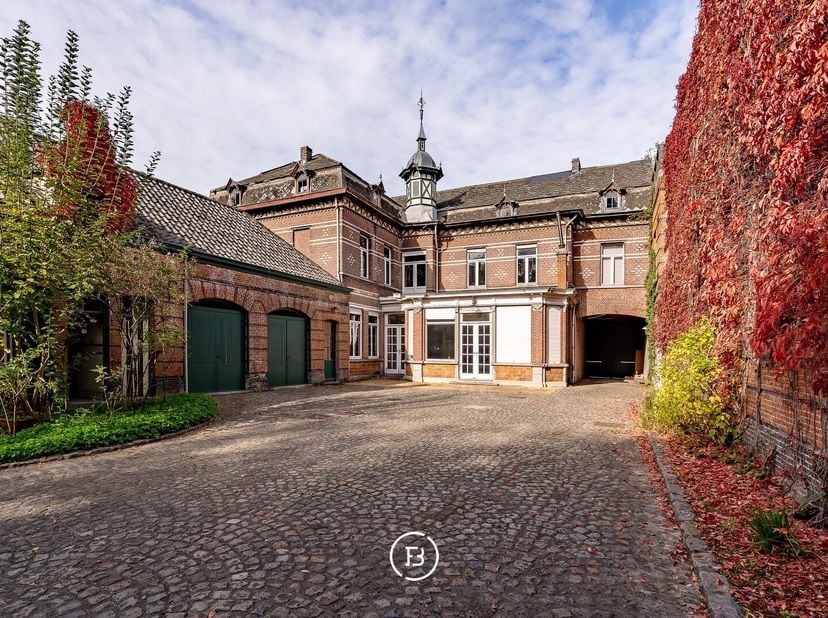 Deze karaktervolle neoclassicistische herenwoning uit 1868 deed dienst als brouwerswoning van de brouwerij Du Bois-Haems.<br />
Via de voormalige koet