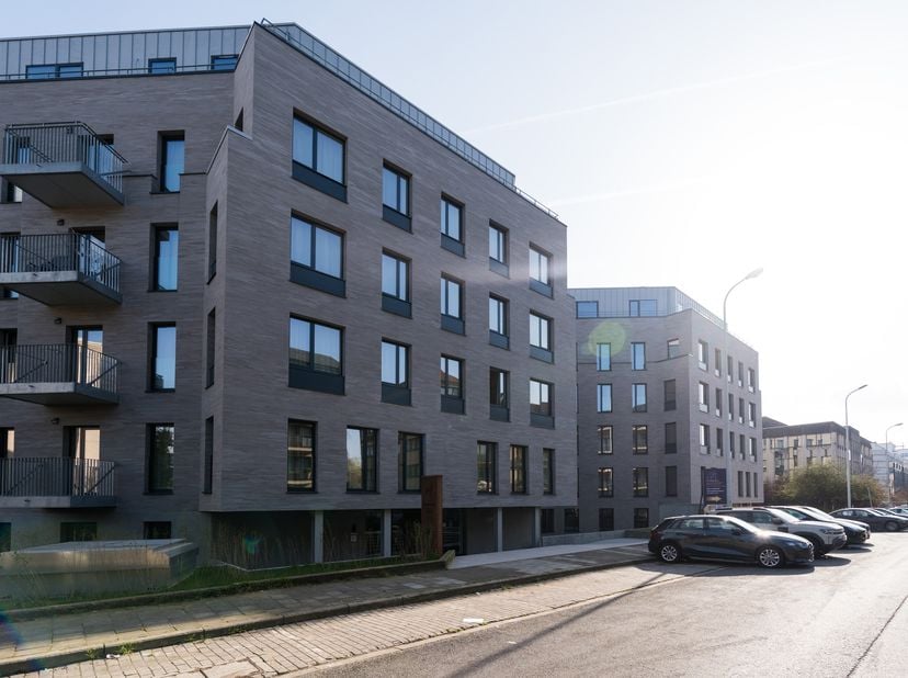 EVERE, idéalement situé aux portes de la capitale, très bel ESPACE de BUREAUX de 65 m² bruts vendu CASCO. Il se trouve au rez-de-chaussée d'un immeubl