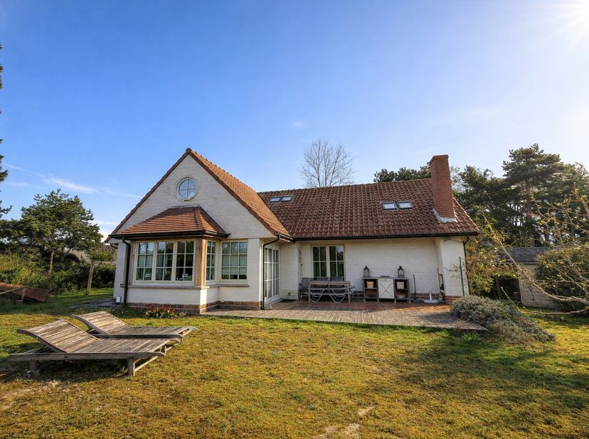 Cette charmante villa allie confort, espace et belle luminosité grâce à son orientation favorable. La propriété est située dans un environnement extrê