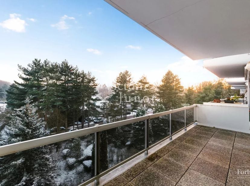 Dit lichte appartement ligt verscholen in het groen en biedt ongeveer 130 m² woonruimte + 2 terrassen.<br />
De gezellige woonkamer met open keuken ge