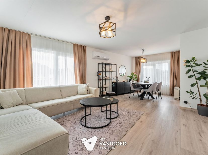 Recent gerenoveerd appartement (95m²) met 2 slaapkamers te As.<br />
<br />
Belangrijkste troeven: <br />
- Centrale ligging<br />
- Ramen, keuken