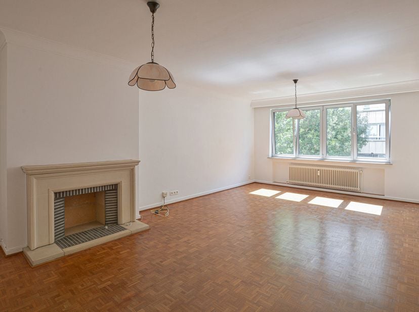 MAXIME REAL ESTATE vous présente cet appartement avec 3 spacieuses chambres .<br />
Situé dans le quartier de Plasky/Diamant et à proximité des transp