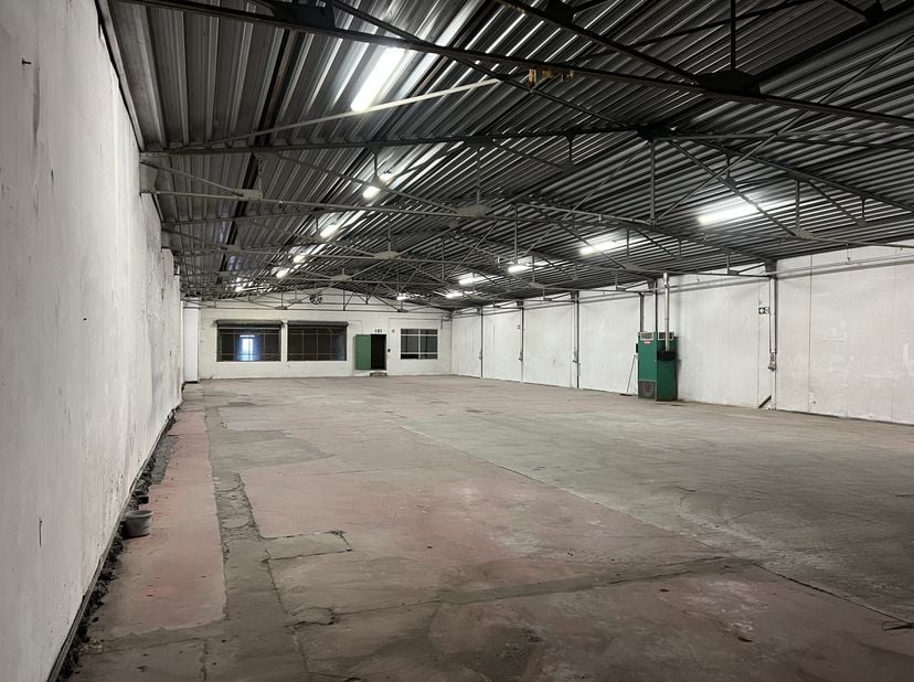 Op het Industrieterrein Zuid in Tielt bieden wij deze functionele opslagloods te huur aan. Dankzij de centrale ligging en de uitstekende bereikbaarhei