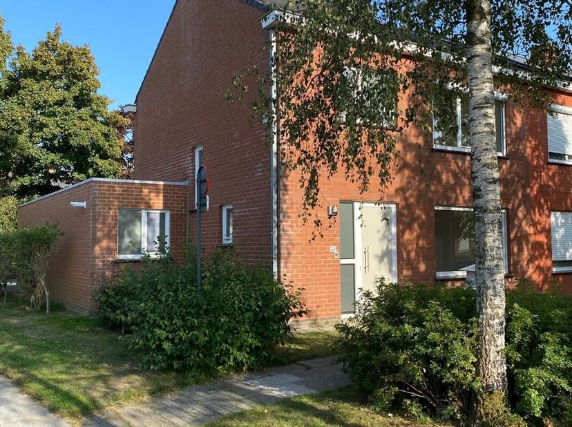 Deze gerenoveerde woning is rustig gelegen, op het einde van een doodlopende straat en bestaat uit: inkomhal - toilet - berging - living - keuken met